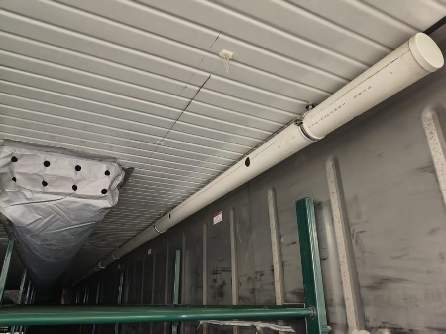 In-cabin humidification piping and nozzle layout